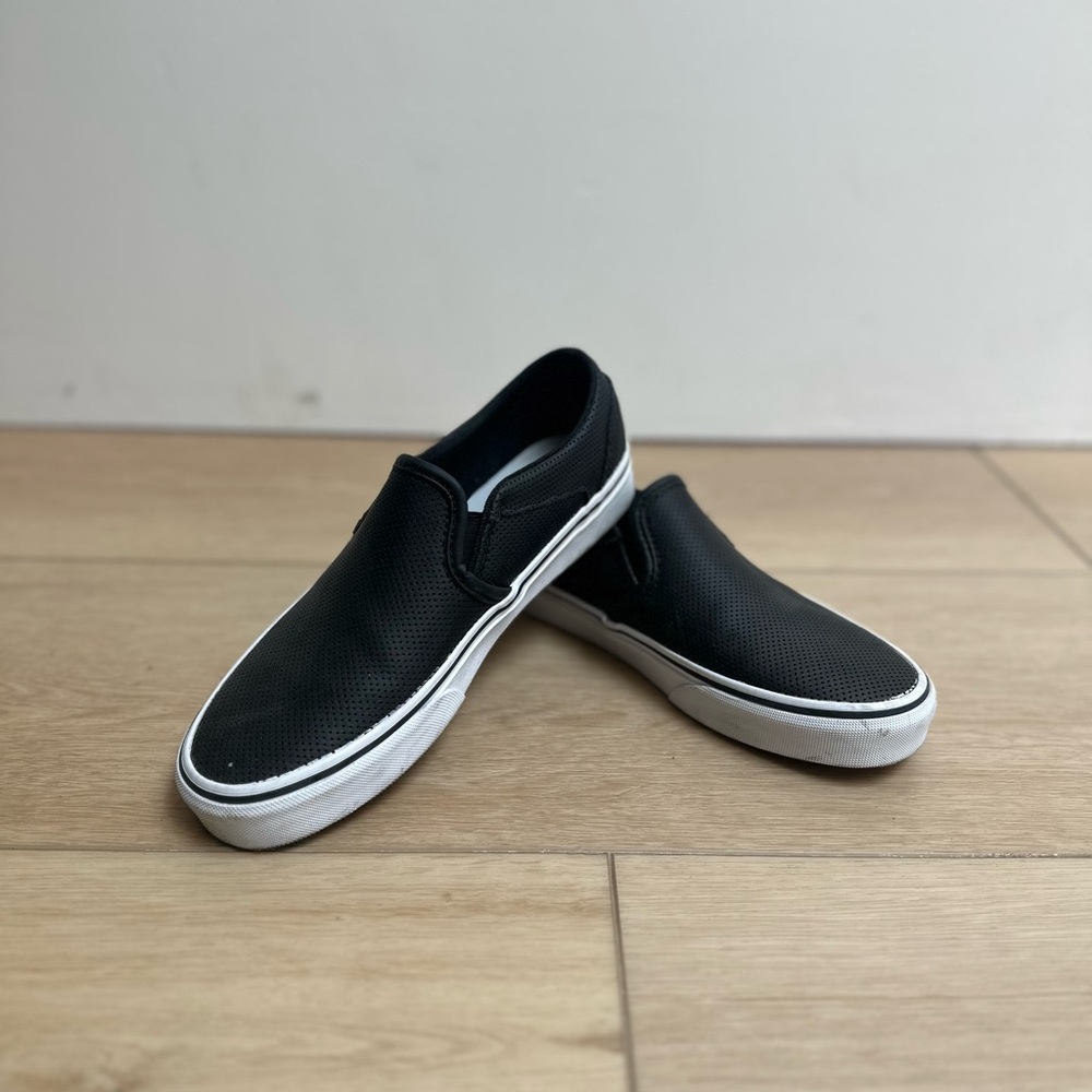 Like new Van’s Asher Perforated Slip On Sneaker